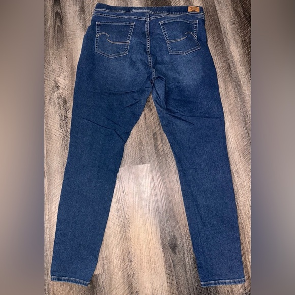 Levi Strauss Signature Gold Women's Totally Shaping Pull-on Skinny Jeans - Picture 3 of 3